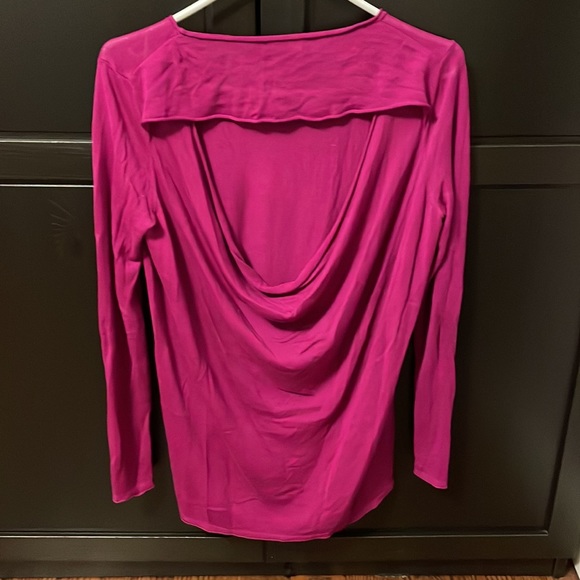 NWOT Babaton beautiful light weight sweater/top with cut out back. Sizexxs. - Picture 3 of 4